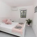 Holiday home Floresco Nerezine